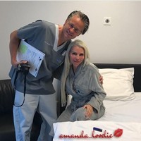 Model asal Skotlandia ini mengalami krisis kepercayaan diri karena menganggap dirinya terlalu kurus. Ia pun memutuskan untuk operasi pembesaran payudara menjadi ukuran 30HH dengan biaya fantastis. Foto: Instagram