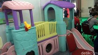 Di Jakarta International Expo (JIExpo) Kemayoran, ada pameran mainan dari mancanegara untuk pelaku usaha. Salah satunya adalah mainan besar untuk taman bermain playground, seperti ayunan, seluncuran, dan sebagainya.