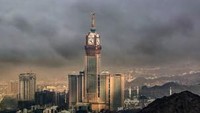 Makkah Royal Clock Tower berlokasi di Saudi Arabia dengan ketinggian mencapai 1.972 kaki. Bangunan ini dibangun lebih dari 10 tahun dan selesai pada tahun 2012. Istimewa/Dok. www.usnews.com.