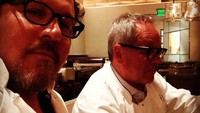 Pemeran asisten pribadi Tony Stark di Marvel Cinematic Universe ini lagi-lagi makan bareng chef kondang. Kali ini ia dan dan Chef Wolfgang Puck makan di restoran CUT di Las Vegas.  Foto: Instagram jonfavreau