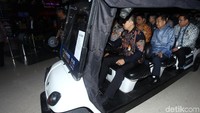 JK berkeliling area pameran menggunakan mobil golf.