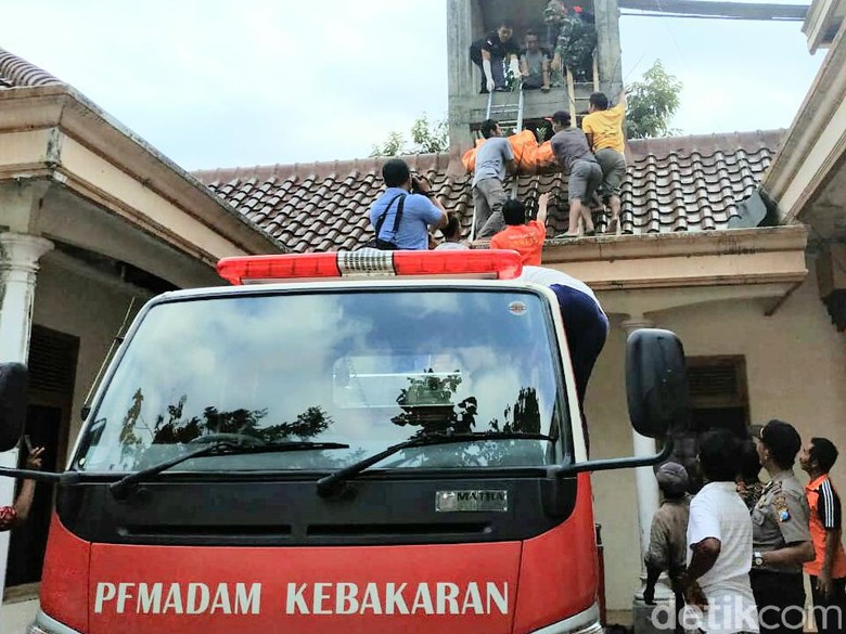 Seorang Pria di Tulungagung Tewas Tersetrum Saat Bersihkan Tower Air Seorang Pria di Tulungagung Tewas Tersetrum Saat Bersihkan Tower Air