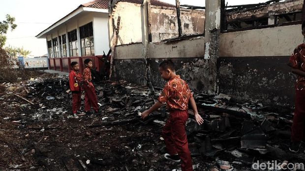 Sekolah Terbakar, Puluhan Murid SD di Karawang Belajar Berlesehan 