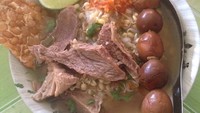Soto Sapi Kwali dikenal dengan kuah bening yang gurih. Isiannya potongan daging sapi yang besar dan empuk. Enak dimakan dengan sate telur puyuh plus sambal. Foto : Instagram @solopunya