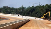 Jalan Tol JORR 2 melingkar dari Bandara Soekarno-Hatta Cengkareng ke Cilincing sepanjang 111 km. Khusus ruas Cinere-Serpong memiliki total panjang 10,14 km.