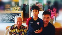 Di sebuah resto fast food, tahun 2017 lalu Dino pose bersama ayah dan anak laki-lakinya, Keanu. 3 generasi Djalal boys : hasjim 82 tahun, keanu 10 tahun, dino 51 tahun. It keeps getting better !, katanya. Foto: Instagram dinopattidjalal