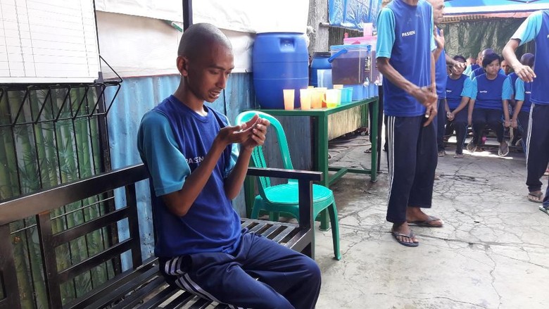 Disebut Kecanduan Game, Wawan Game Berontak Jika Tangannya Dipegang Disebut Kecanduan Game, Wawan Game Berontak Jika Tangannya Dipegang