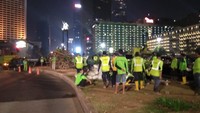 Hingga pukul 00.30 WIB, petugas masih melakukan pembongkaran. Aktivitas ini belum terlihat berpengaruh pada kondisi lalu lintas di Bundaran HI. (Ahmad Bil Wahid/detikcom)