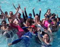 Wanita muslim nekat langgar aturan pakai burkini di kolam renang di Prancis