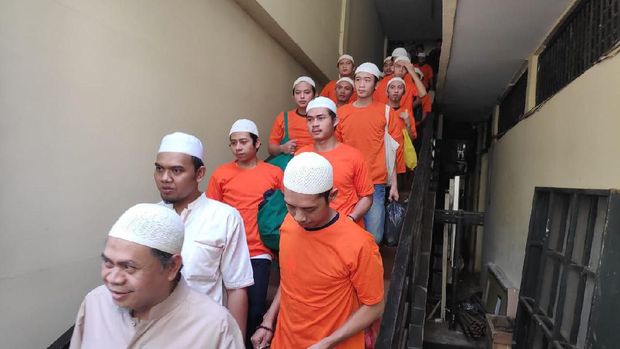Para tersangka kompak mengenakan peci.