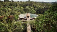 Posisi ke-3 diraih oleh Four Seasons Resort Bali yang berlokasi di Sayan. Banyak selebriti menginap di sini termasuk mantan Presiden AS, Barrack Obama dan keluarganya (Four Seasons)  
