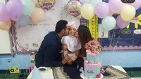 Tak ketinggalan anak perempuan Tania juga mendapat kejutan ulang tahun dari Tania dan Abdull. Mereka sampai rela mendatangi ke sekolahnya. Foto: Instagram @tanianadiraa