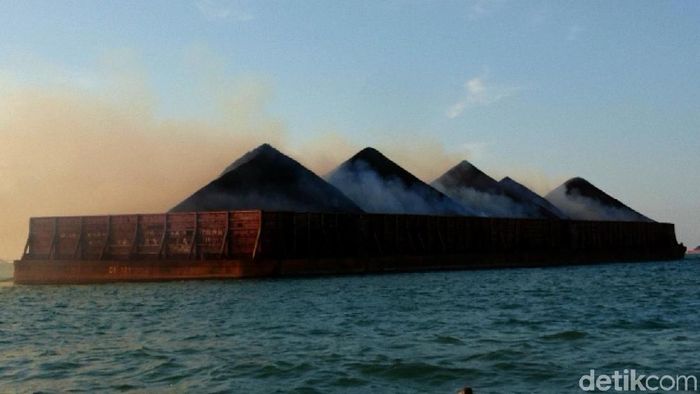 Ini Potret Muatan batu Bara yang Terbakar di Merak Batu bara di kapal CB 121 Banjarmasin terbakar dan mengeluarkan asap tebal. Nelayan di perairan Pulorida, Merak, khawatir pernapasannya terganggu.