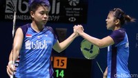 Di set kedua, Greysia/Rahayu langsung memimpin cepat dengan skor 4-0. Kim/Kong kerap melakukan kesalahan sendiri, sementara Greysia/Apriyani terus melakukan serangan yang diawali service panjang.