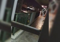 Tanpa Kaki Kanan, Kurir Ini Antar Makanan Naik Tangga ke Lantai 14