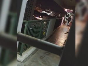 Tanpa Kaki Kanan, Kurir Ini Antar Makanan Naik Tangga ke Lantai 14