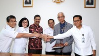 Hadir dalam acara tersebut Direktur Utama BGR Logistics, M Kuncoro Wibowo (ketiga kanan) bertukar naskah dengan Direktur Utama Pos Indonesia Gilarsi Wahju Setijono (kedua kanan), Direktur Utama Pos Logistik Yuzon Erman (ketiga kiri) disaksikan Deputi Industri Agro dan Farmasi Kementerian BUMN Wahyu Kuncoro (kanan), Direktur Keuangan dan SDM BGR Logistics Endang Suraningsih (kedua kiri) dan Direktur Pengembangan Usaha dan Sistem Informasi BGR Logistics Tri Wahyundo (kiri) seusai penandatanganan Nota Kesepahaman antara BGR Logistics dengan Pos Indonesia dan Pos Logistik di Jakarta, Kamis (18/7).  Foto: dok. BGR