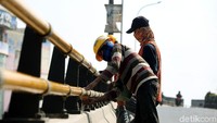 Pagar jembatan flyover dicat ulang karena warnanya telah kusam.