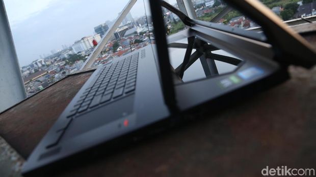 Acer Predator Triton 900, Besar, Unik, dan Kencang