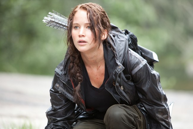 Memerankan Katniss Everdeen dalam film The Hunger Games, Jennifer Lawrence harus olahraga dua kali sehari, belajar memanah dan latihan rintangan yang mengharuskannya loncat-loncat hingga memanjat pohon. Foto: Istimewa