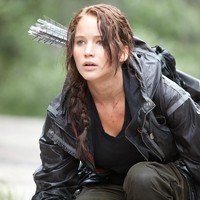 Memerankan Katniss Everdeen dalam film The Hunger Games, Jennifer Lawrence harus olahraga dua kali sehari, belajar memanah dan latihan rintangan yang mengharuskannya loncat-loncat hingga memanjat pohon. Foto: Istimewa