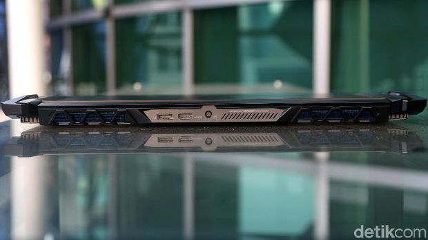 Acer Predator Triton 900, Besar, Unik, dan Super Kencang