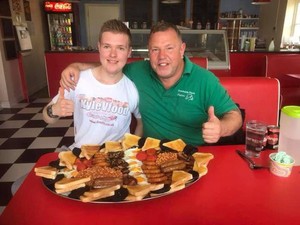Wow! Pria Ini Habiskan 3,5 Kg English Breakfast untuk Sarapan