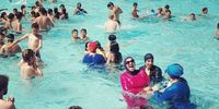Wanita muslim nekat langgar aturan pakai burkini di kolam renang di Prancis