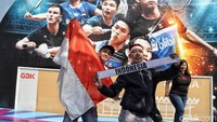 Sejumlah penonton membawa serta atribut untuk mendukung pebulutangkis Indonesia yang bermain di turnamen Indonesia Open 2019.