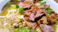 Soto sapi gaya Sukaraja Pak H.Suradi ini kuahnya bening, dengan potongan besar daging sapi plus daun bawang. Foto : Instagram @ semarangjajanterus