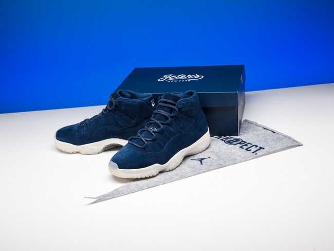 Ini adalah sneakers Nike Air Jordan 11 yang pertama kali dirilis pada 2011 untuk merayakan legenda baseball Derek Jetter dari tim New York Yankees. Edisi ini sangat terbatas, yakni hanya lima pasang sepatu yang dibuat. Sneakers tersebut hadir dengan material velvet berwarna biru khas Yankees. Harganya mulai dari US$ 30 ribu atau Rp 419 juta. Foto: Dok. Sothebys