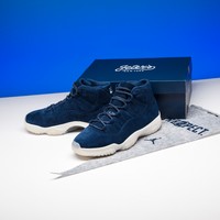 Ini adalah sneakers Nike Air Jordan 11 yang pertama kali dirilis pada 2011 untuk merayakan legenda baseball Derek Jetter dari tim New York Yankees. Edisi ini sangat terbatas, yakni hanya lima pasang sepatu yang dibuat. Sneakers tersebut hadir dengan material velvet berwarna biru khas Yankees. Harganya mulai dari US$ 30 ribu atau Rp 419 juta. Foto: Dok. Sothebys