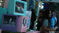 Kemasannya juga berbeda. Jika di lantai bawah dekat pintu masuk Istora, berupa tulisan-tulisan terkait sejarah Indonesia Open pertama kali berdiri hingga pemain yang pernah mencatatkan namanya sebagai juara maka di lantai dua dibuat seperti pameran foto para pemain di Indonesia Open.