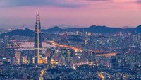 Selanjutnya ada Lotte World Tower. Gedung yang di resmikan pada 3 April 2017 ini memiliki ketinggian mencapai 1.819 kaki. Gedung tertinggi keenam ini dirancang untuk menahan gempa hingga 9 skala Richter, menurut World Atlas. Istimewa/Dok. www.usnews.com.