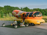 Serunya Jalan-jalan dan Bermalam di Mobil Berbentuk Hot Dog 