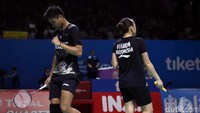Masuk gim kedua, Tontowi/Winny tak ingin mengendurkan permainan. Keduanya bermain dengan tempo tinggi dan cukup agresif.