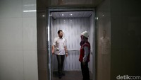 Rusun Pasar Rumput ini juga dilengkapi dengan 18 lift.
