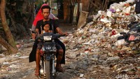 Tumpukan sampah itu menimbulkan bau tidak sedap.