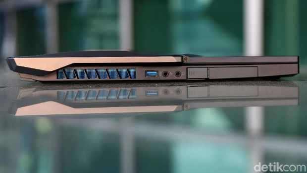 Acer Predator Triton 900, Besar, Unik, dan Super Kencang