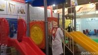 Salah satu produk andalannya yaitu indoor playground dengan harga sekitar Rp 60-70 juta. Indoor play ground ini dilengkapi dengan satu seluncuran dan trampolin. Lebarnya 7,2 meter dengan tinggi 2,5 meter.