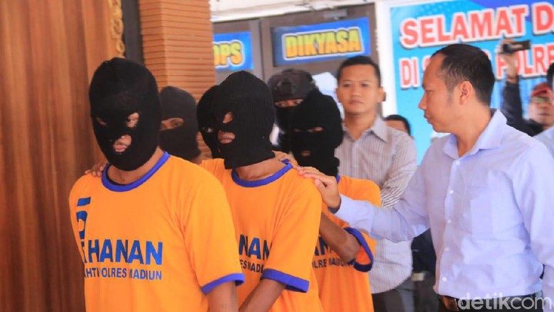 Enam Oknum Bonek Jadi Tersangka Perusakan Truk dan Penganiayaan Sopir Enam Oknum Bonek Jadi Tersangka Perusakan Truk dan Penganiayaan Sopir