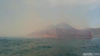 Nelayan khawatir jika dibiarkan terlalu lama akan mengganggu pernapasan. 