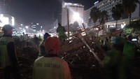 Pembongkaran dilakukan sejak pukul 20.00 WIB, Rabu (17/7). Petugas hingga kini masih bekerja untuk membongkar instalasi yang sudah dipasang sejak Asian Games. (Ahmad Bil Wahid/detikcom)