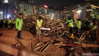 Pembongkaran yang berlangsung dari pukul  pukul 20.00 WIB hingga pukul 00.05 WIB itu melibatkan puluhan petugas. detikcom/lamhot Aritonang