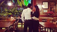 Berpose dari belakang, Abdull dan Tania terlihat mesra dengan saling merangkul di sebuah kafe. Kelihatannya mereka berdua tengah bersiap untuk malam malam. Foto: Instagram @tanianadiraa