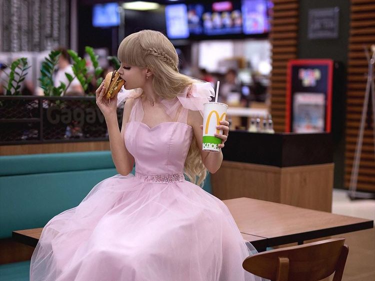 Ini Gaya Manis Model Angelica Kenova, Barbie Rusia yang Hobi Ngopi