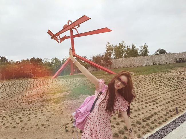 Sebuah kehormatan untuk bekerja dengan BTS. Mereka sangat tampan dan sangat ramah dan aku berfoto dengan V. Itu adalah hari terakhir dari perjalanan pemotretan yang sangat sangat lama, tulisnya di caption. Foto: Instagram @thisissoorin