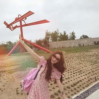 Sebuah kehormatan untuk bekerja dengan BTS. Mereka sangat tampan dan sangat ramah dan aku berfoto dengan V. Itu adalah hari terakhir dari perjalanan pemotretan yang sangat sangat lama, tulisnya di caption. Foto: Instagram @thisissoorin