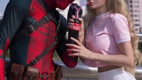 Minum soda dengan pria berkostum Deadpool, Angelica benar-benar terlihat seperti boneka Barbie ya? Foto: Instagram @russian_barbie