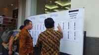 Para peserta tampak melihat papan nama registrasi untuk melihat nomor urutan mereka. Setelah itu, mereka melakukan registrasi di meja yang telah disiapkan panitia.Foto: Zunita Amalia Putri/detikcom